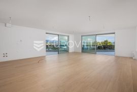 Opatija, centar, atraktivan četverosoban penthouse u novogradnji s pogledom na more NKP 246 m2, Opatija, شقة