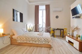 ATRAKTIVNO! Stan cca 80 m2 | 4 apartmanske jedinice | Top pozicija! | Dubrovnik, Stari grad, Dubrovnik, Stan