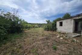 ISTRA, PULA, STOJA - Ekskluzivno građevinsko zemljište s ucrtanim objektom, 100m od plaže, Pula, أرض