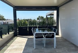 Stan Novigrad, prodaja apartmana u zatvorenom kompleksu sa velikom krovnom terasom., Novigrad, Appartment