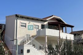 MURTER, samostojeća kuća, 2 apartmana, vrt, mirna lokacija, Murter, بيت