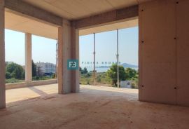 VODICE, novogradnja, 350 m od plaže, 2. kat, pogled na more, Vodice, Apartamento