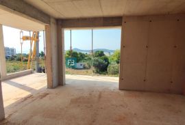 VODICE, novogradnja, 350 m od plaže, 2. kat, pogled na more, Vodice, Apartamento