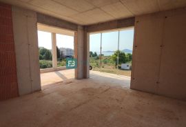 VODICE, novogradnja, 350 m od plaže, 2. kat, pogled na more, Vodice, Apartamento