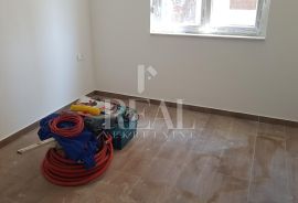 RAB-NOVOGRADNJA, STAN S GALERIJOM OD 73m2, PARKING, Rab, Appartamento