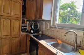 Crikvenica, stan u prizemlju sa velikom okućnicom, Crikvenica, Appartement