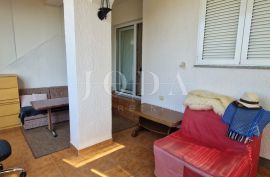 Crikvenica, stan u prizemlju sa velikom okućnicom, Crikvenica, Appartement