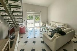 PRILIKA! Istra, Novigrad okolica, kuća sa 6 apartmana na 400m od mora!, Novigrad, Kuća