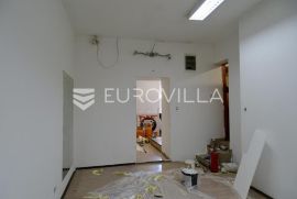 Rijeka, Trsat, trgovina na frekventnoj lokaciji površine 40,56m2, Rijeka, Poslovni prostor