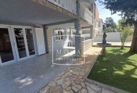 Sabunike - kuća 247m2, 750m od mora! 459000€, Privlaka, Haus