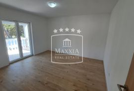 Sabunike - kuća 247m2, 750m od mora! 459000€, Privlaka, Haus