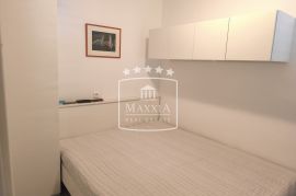 Maslenica - 2 apartmana bazen uređena okućnica! 249000€, Jasenice, Σπίτι