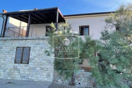 Starigrad okolica - kuća dalmatinskog stila gradnje 227 m2, prvi red do mora! 495000€, Starigrad, Ev