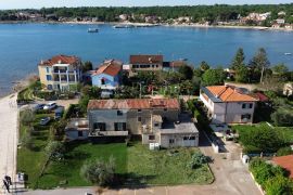 KAMENA KUĆA 30 METARA DO PLAŽE!, Novigrad, Maison