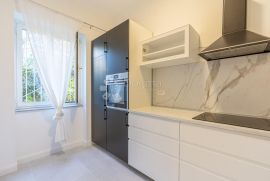 Kantrida, novouređeni stan s parkingom 100 m od mora, Rijeka, Appartment