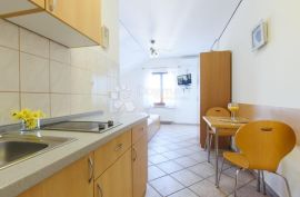 Prodaja kuće Murter - Jezera, 8 apartmana, Murter, Дом