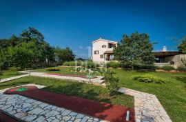 Savićenta Villa 296m2, okućnica 2000m2, bazen,mini golf, teren za mali nogomet, Svetvinčenat, Haus