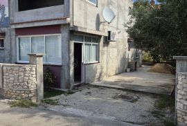 Bibinje, kuća 186 m2 sa 4 stana i 470 m2 okućnice, Bibinje, Haus