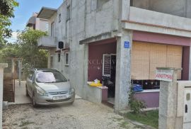 Bibinje, kuća 186 m2 sa 4 stana i 470 m2 okućnice, Bibinje, Maison