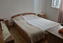 Bibinje, kuća 186 m2 sa 4 stana i 470 m2 okućnice, Bibinje, Haus