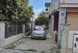 Bibinje, kuća 186 m2 sa 4 stana i 470 m2 okućnice, Bibinje, Σπίτι