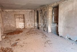 Drniš, centar, kamena kuća za adaptaciju NKP 450 m2, Drniš, Kuća