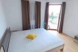 PREKRASAN 4 SOBAN STAN S POGLEDOM NA MORE I BAZENOM U LOVRANU, Lovran, Appartement