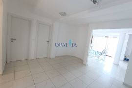 PREKRASAN 4 SOBAN STAN S POGLEDOM NA MORE I BAZENOM U LOVRANU, Lovran, Appartement