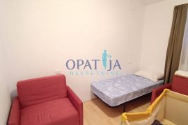 PREKRASAN 4 SOBAN STAN S POGLEDOM NA MORE I BAZENOM U LOVRANU, Lovran, Appartement