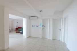 PREKRASAN 4 SOBAN STAN S POGLEDOM NA MORE I BAZENOM U LOVRANU, Lovran, Appartment