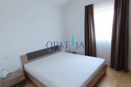 PREKRASAN 4 SOBAN STAN S POGLEDOM NA MORE I BAZENOM U LOVRANU, Lovran, Appartement