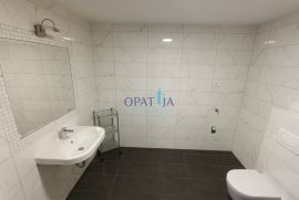 PREKRASAN 4 SOBAN STAN S POGLEDOM NA MORE I BAZENOM U LOVRANU, Lovran, Appartment