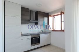 PREKRASAN 4 SOBAN STAN S POGLEDOM NA MORE I BAZENOM U LOVRANU, Lovran, Appartement