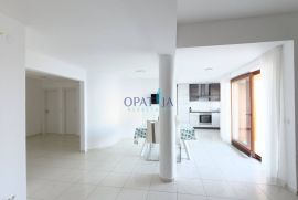 PREKRASAN 4 SOBAN STAN S POGLEDOM NA MORE I BAZENOM U LOVRANU, Lovran, Appartement