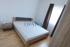 PREKRASAN 4 SOBAN STAN S POGLEDOM NA MORE I BAZENOM U LOVRANU, Lovran, Appartement