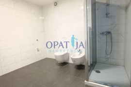 PREKRASAN 4 SOBAN STAN S POGLEDOM NA MORE I BAZENOM U LOVRANU, Lovran, Appartement