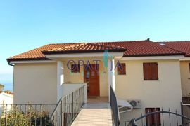 PREKRASAN 4 SOBAN STAN S POGLEDOM NA MORE I BAZENOM U LOVRANU, Lovran, Appartement