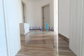 prekrasan 4 sobni stan S POGLEDOM NA MORE I BAZENOM U LOVRANU, Lovran, Appartement