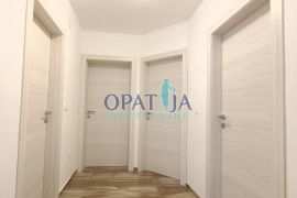 prekrasan 4 sobni stan S POGLEDOM NA MORE I BAZENOM U LOVRANU, Lovran, Appartement