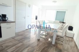 prekrasan 4 sobni stan S POGLEDOM NA MORE I BAZENOM U LOVRANU, Lovran, Appartement