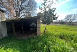 ISTRA, SVETVINČENAT - Kamena kuća s građevinskim zemljištem, Svetvinčenat, House