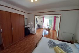 Novi Vinodolski, kuća sa pet apartmana, Novi Vinodolski, Haus