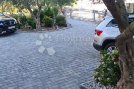 ŠIBENIK-BILICE – APARTMANSKA KUĆA S PREDIVNIM VRTOM, Šibenik - Okolica, Casa