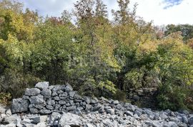 NOVI VINODOLSKI, SIBINJ KRMPOTSKI - Veliki teren sa urušenom starom kućom, Novi Vinodolski, Terreno