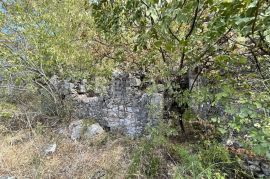 NOVI VINODOLSKI, SIBINJ KRMPOTSKI - Veliki teren sa urušenom starom kućom, Novi Vinodolski, أرض