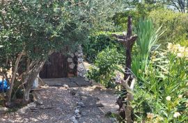 Samostojeća kuća sa lijepom okućnicom, Dobrinj, Casa