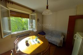 Vojak, solidan stan na dobroj lokaciji, Rijeka, Apartamento