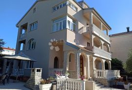 MALINSKA - APARTMANSKA KUĆA SA 6 APARTMANA, Malinska-Dubašnica, Ev