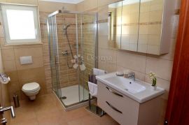 MALINSKA - APARTMANSKA KUĆA SA 6 APARTMANA, Malinska-Dubašnica, Famiglia