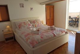 MALINSKA - APARTMANSKA KUĆA SA 6 APARTMANA, Malinska-Dubašnica, Famiglia